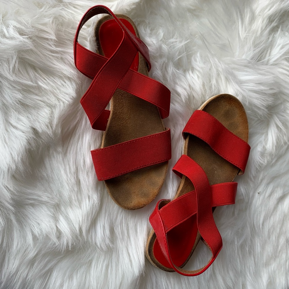 Red elastic band sandals